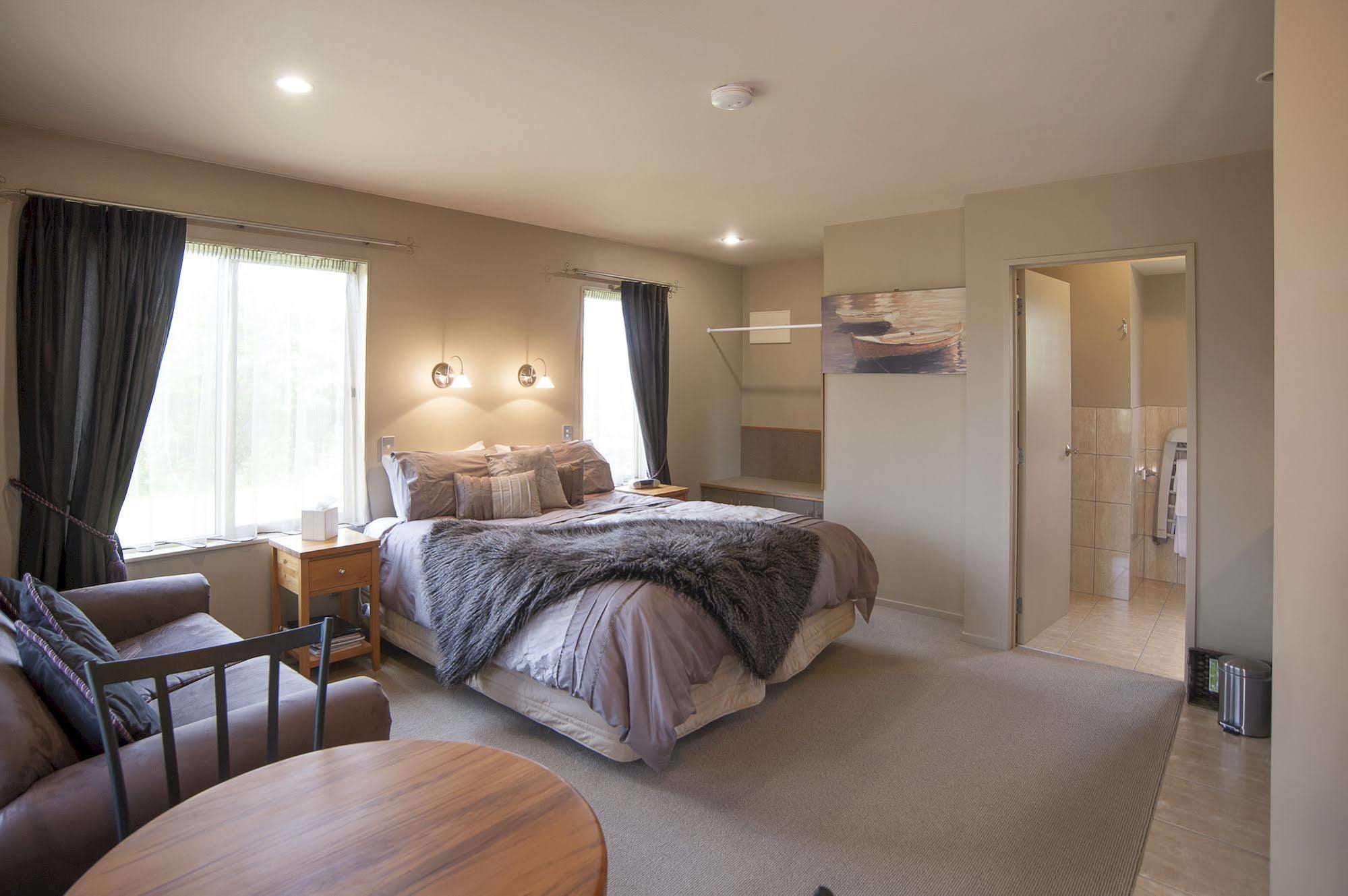 Blue Ridge Studios And Bed & Breakfast Te Anau Exterior photo