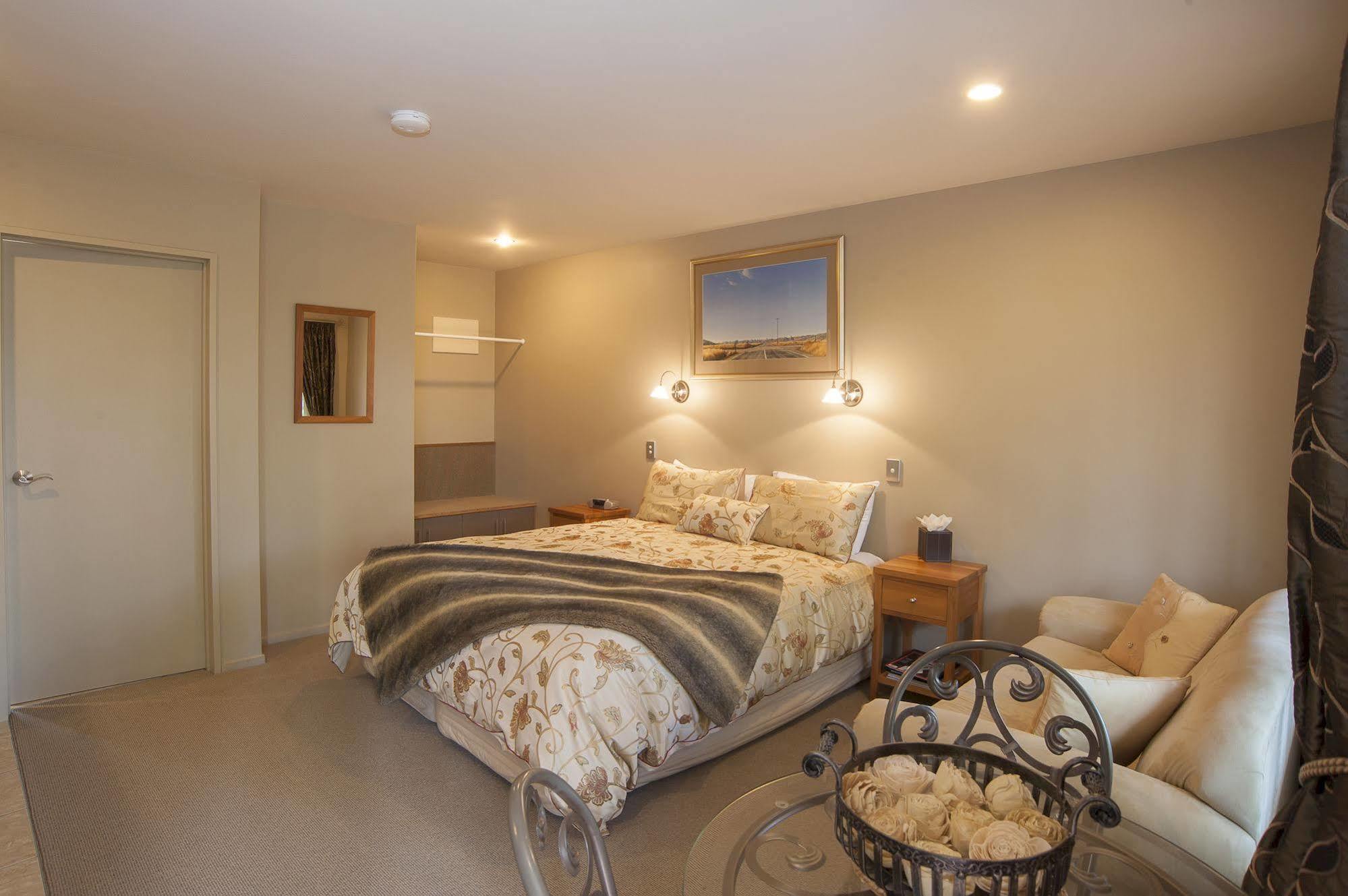 Blue Ridge Studios And Bed & Breakfast Te Anau Exterior photo