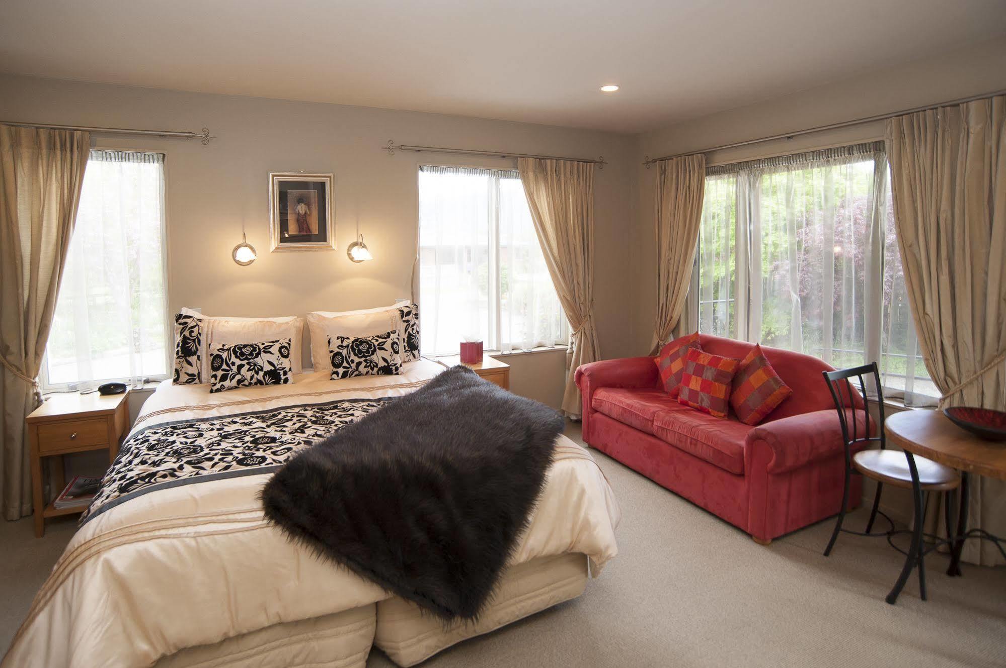 Blue Ridge Studios And Bed & Breakfast Te Anau Exterior photo